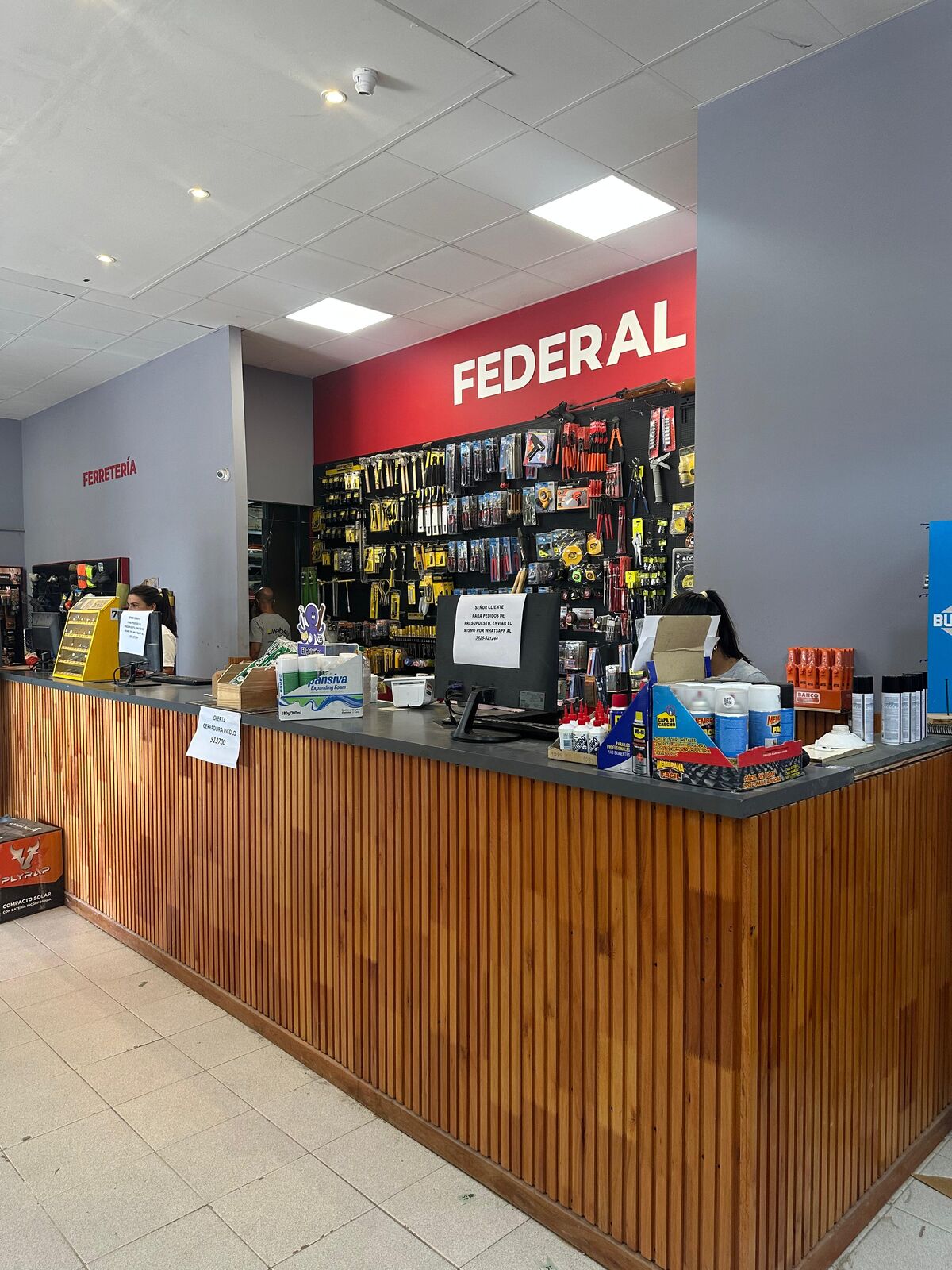 Interior de Federal — vista general del local